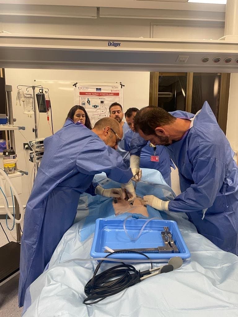Equipo entrenando un escenario crítico en un box hospitalario real